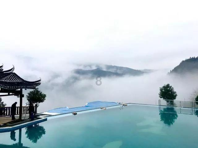 知性小姐姐穿白色无袖小衫搭蓝色紧身牛仔裤，优雅显气质，你喜欢吗？游戏画面